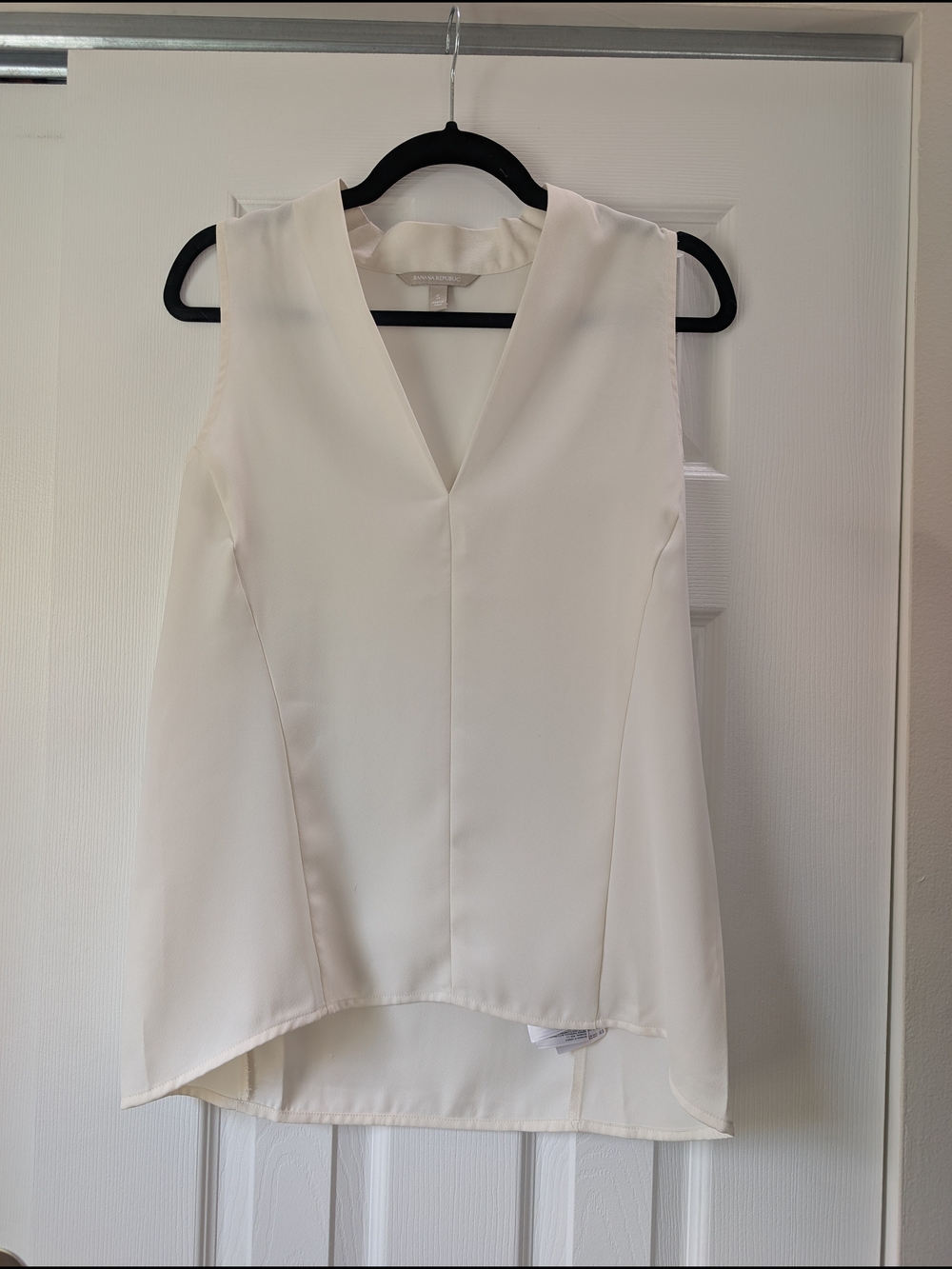 Banana Republic- Sleeveless V-Neck Ivory - Elegant Women's Top, Never Worn